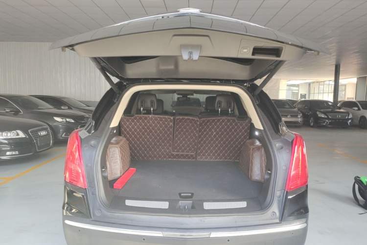 Used Cadillac XT5 2018 25T Luxury Model Trunk