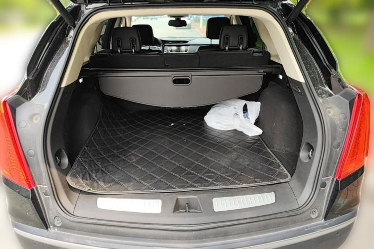 Used Cadillac XT5 2018 25T Luxury Model Trunk