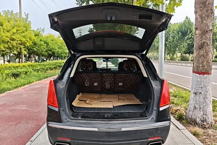 Used Cadillac XT5 2018 25T Luxury Model Trunk