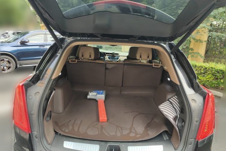 Used Cadillac XT5 2018 28E 4x4 Platinum Edition Trunk