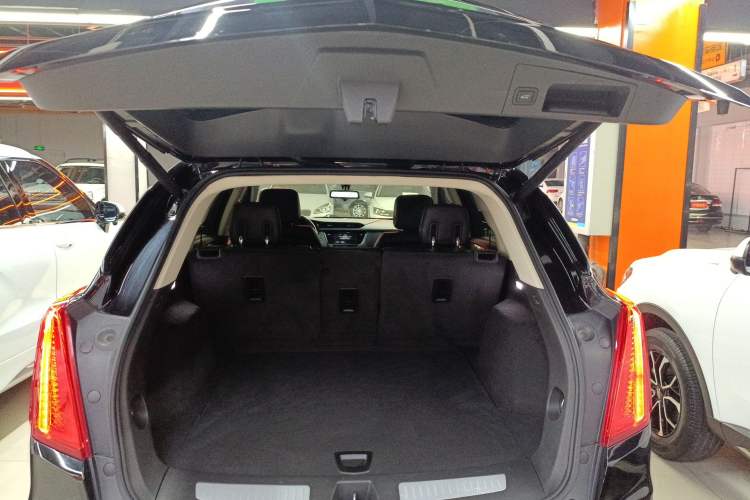 Used Cadillac XT5 2018 25T Luxury Model Trunk