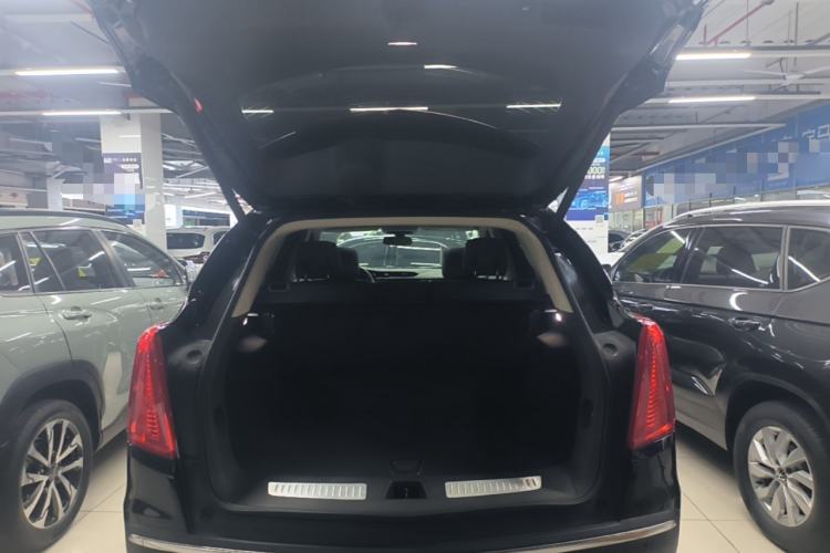 Used Cadillac XT5 2018 25T Luxury Model Trunk