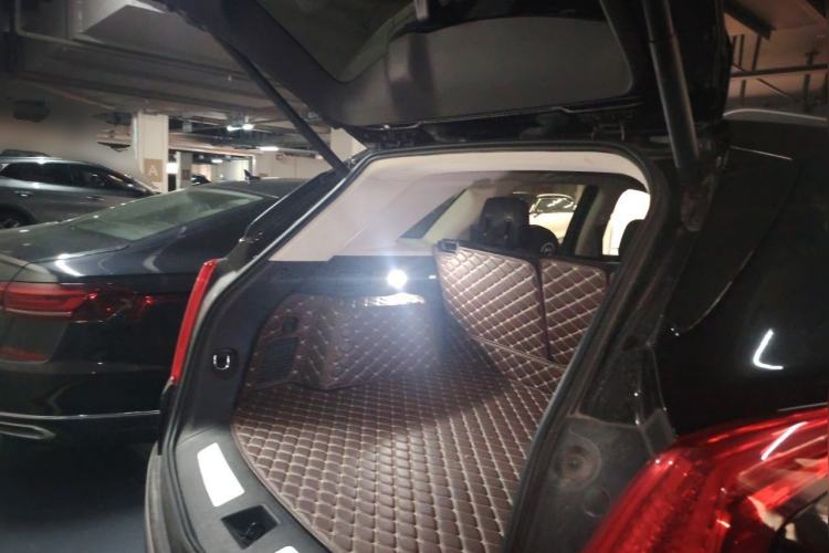 Used Cadillac XT5 2018 25T Luxury Model Trunk