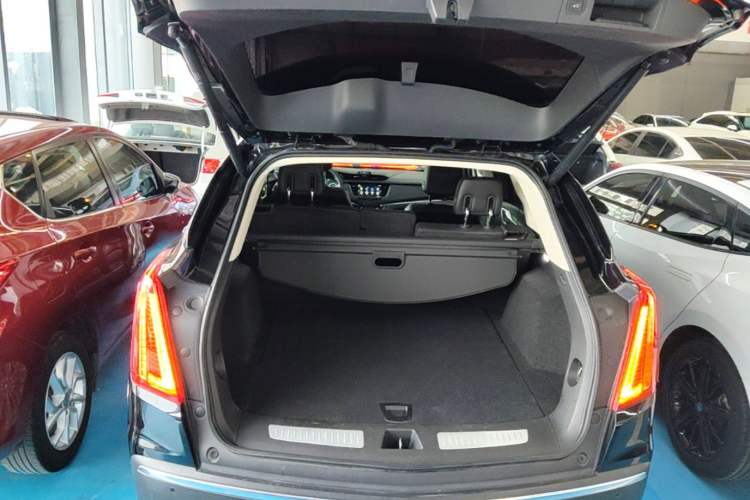 Used Cadillac XT5 2018 25T Luxury Model Trunk