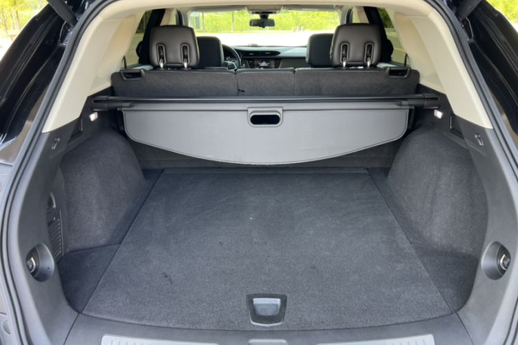 Used Cadillac XT5 2018 25T Luxury Model Trunk