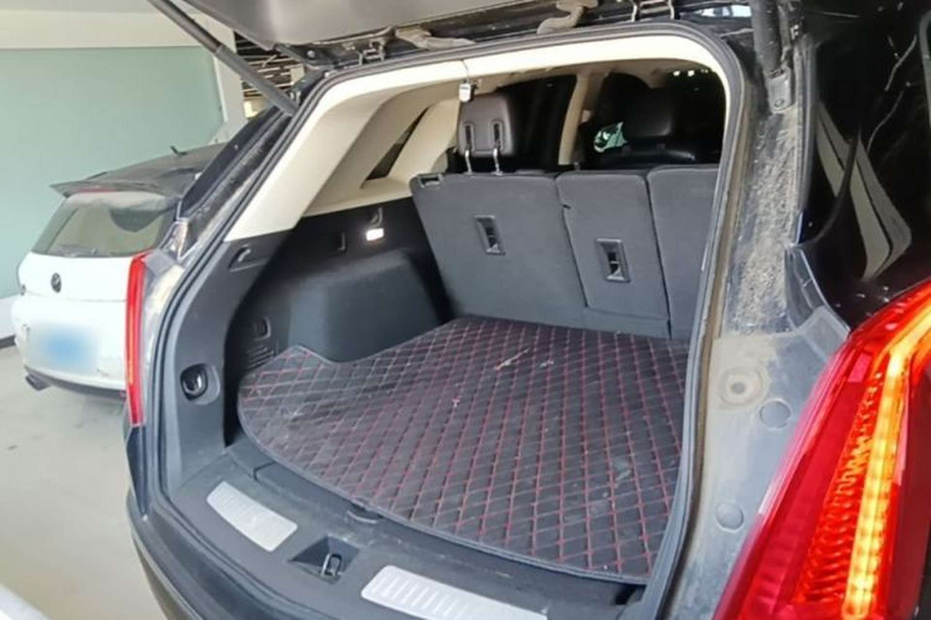 Used Cadillac XT5 2018 25T Luxury Model Trunk