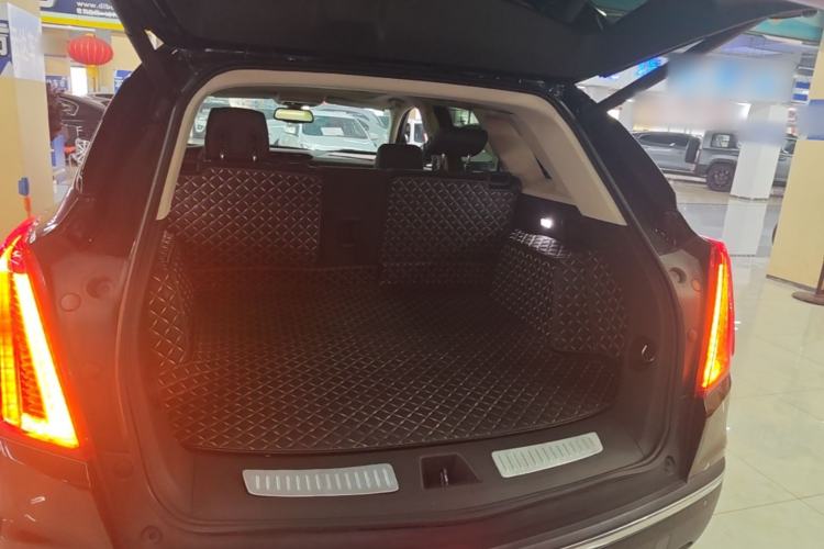 Used Cadillac XT5 2018 25T Luxury Model Trunk