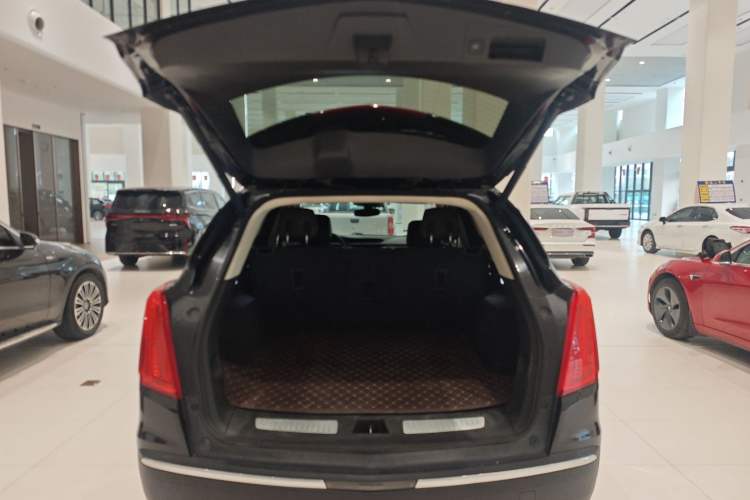 Used Cadillac XT5 2018 25T Luxury Model Trunk