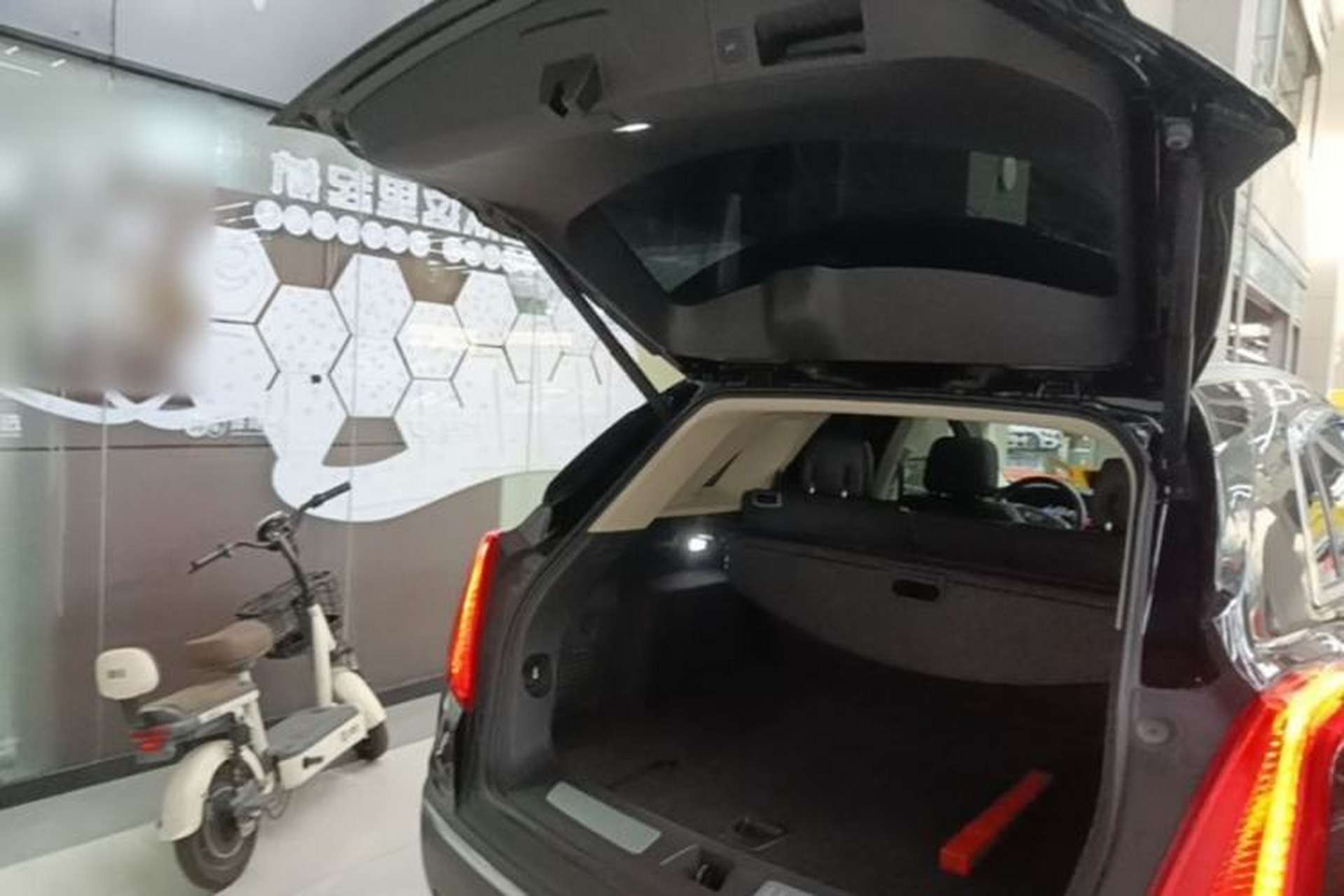 Used Cadillac XT5 2018 25T Luxury Model Trunk
