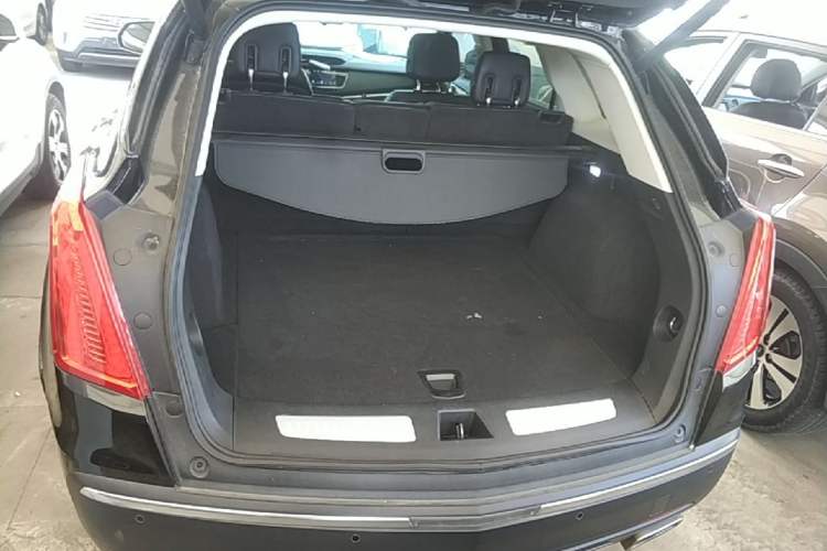 Used Cadillac XT5 2018 25T Luxury Model Trunk