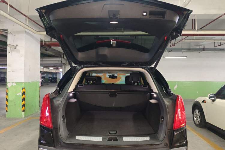 Used Cadillac XT5 2018 25T Luxury Model Trunk