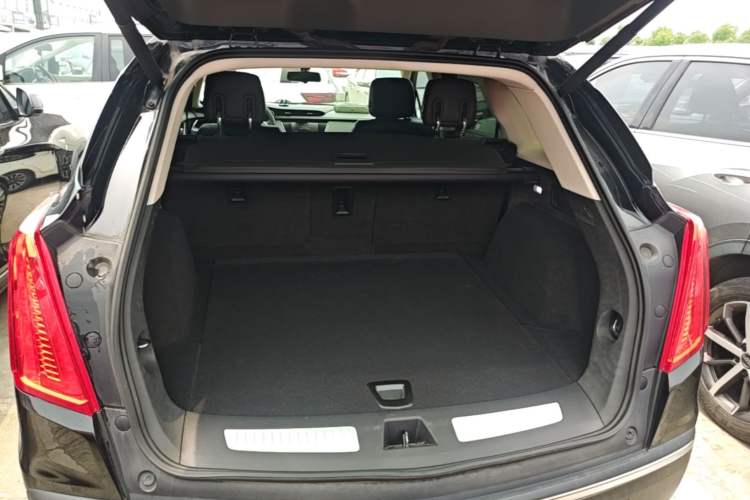 Used Cadillac XT5 2018 25T Luxury Model Trunk