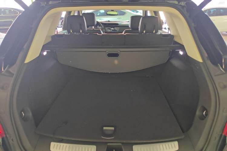 Used Cadillac XT5 2018 25T Luxury Model Trunk
