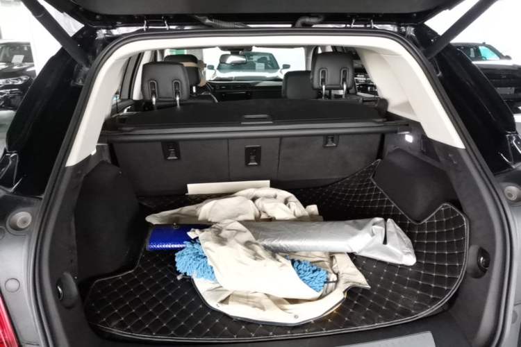 Used Cadillac XT5 2018 25T Luxury Model Trunk