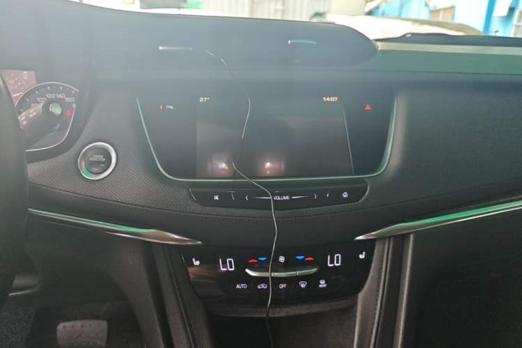 Used Cadillac XT5 2018 28T Four-Wheel Drive Luxury Model Audio And AC Panel