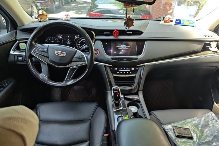Used Cadillac XT5 2018 25T Luxury Model Center Console