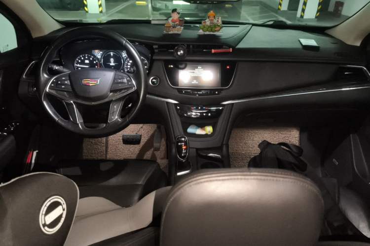 Used Cadillac XT5 2018 25T Luxury Model Center Console