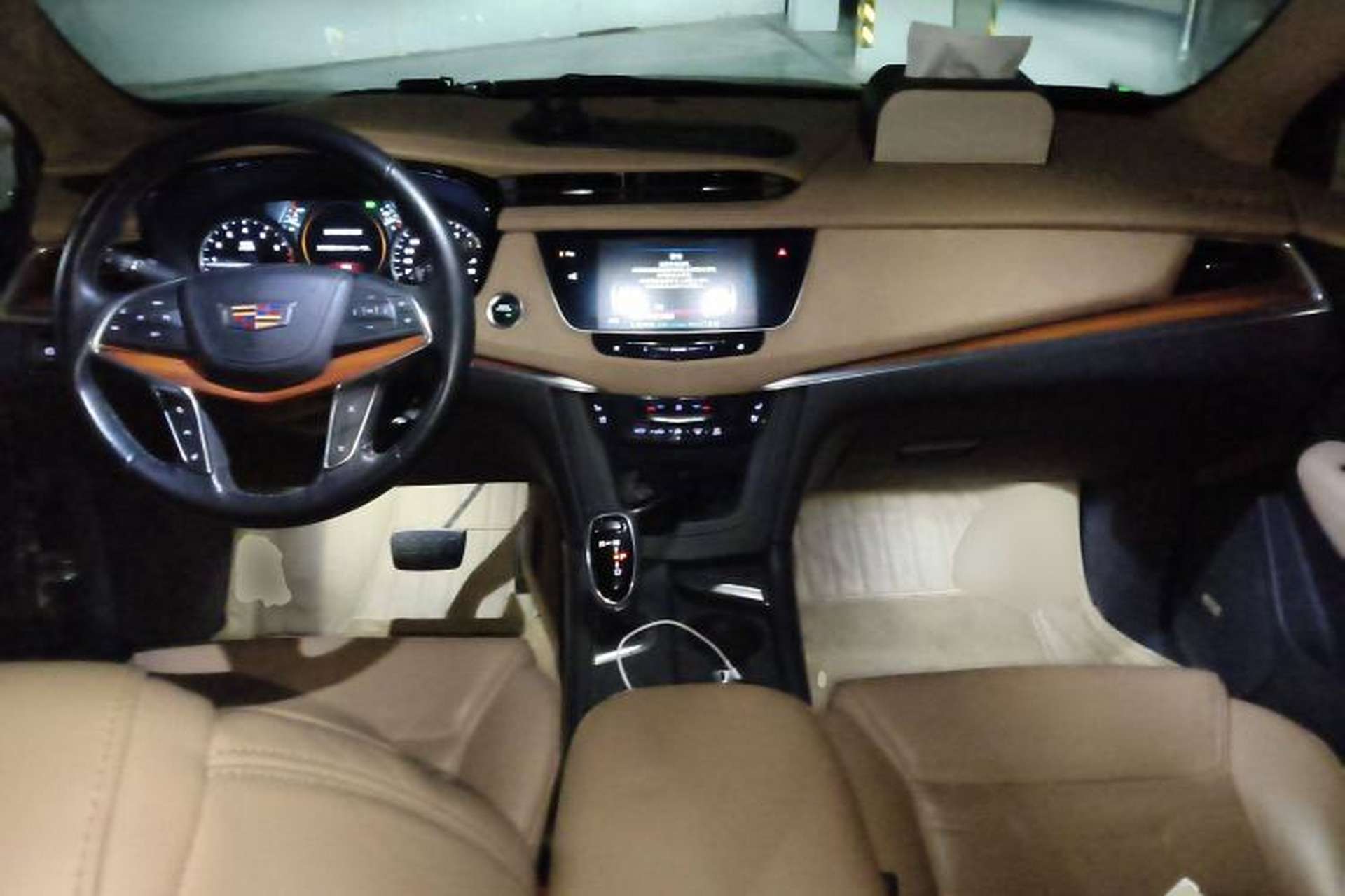 Used Cadillac XT5 2018 28E 4x4 Platinum Edition Center Console
