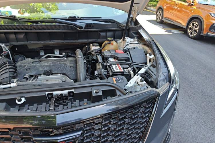 Used Cadillac XT5 2018 25T Luxury Model Engine Bay Left