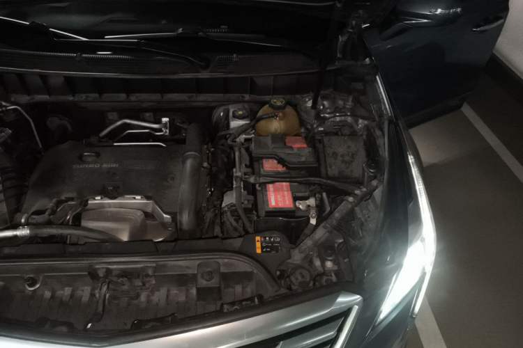 Used Cadillac XT5 2018 25T Luxury Model Engine Bay Left