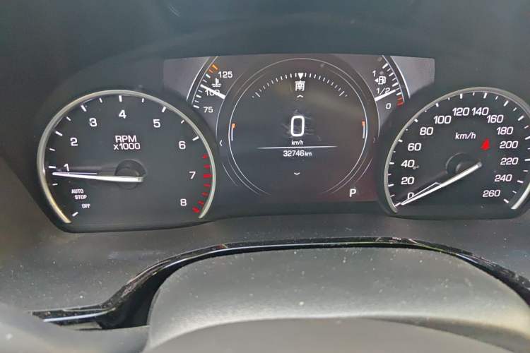 Used Cadillac XT5 2018 25T Luxury Model Odometer Close Up