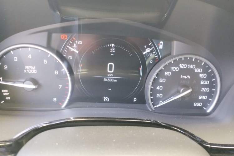 Used Cadillac XT5 2018 25T Luxury Model Odometer Close Up