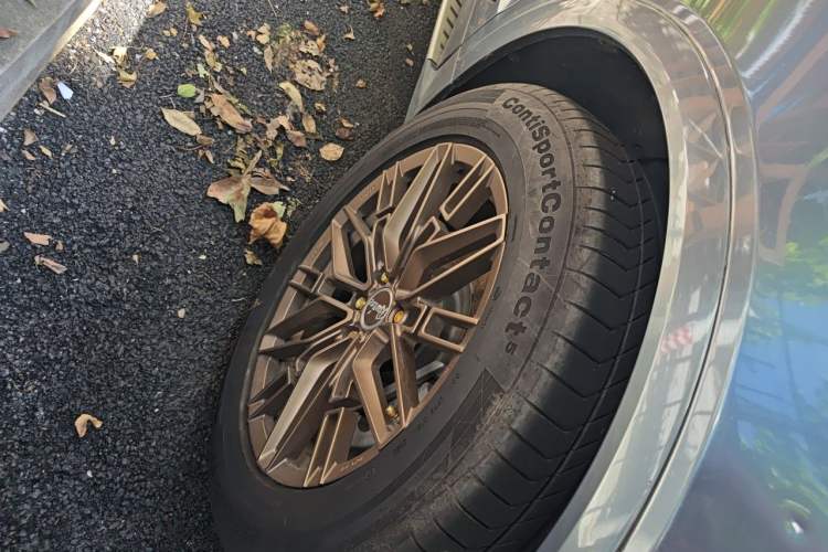 Used Cadillac XT5 2018 25T Luxury Model Right Front Wheel Hub