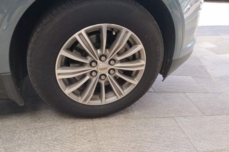 Used Cadillac XT5 2018 25T Luxury Model Right Front Wheel Hub