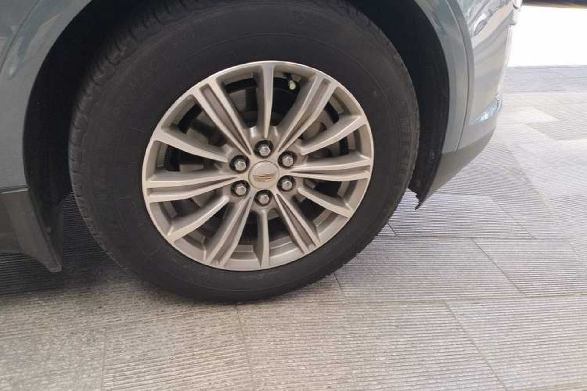 Used Cadillac XT5 2018 25T Luxury Model Right Front Wheel Hub