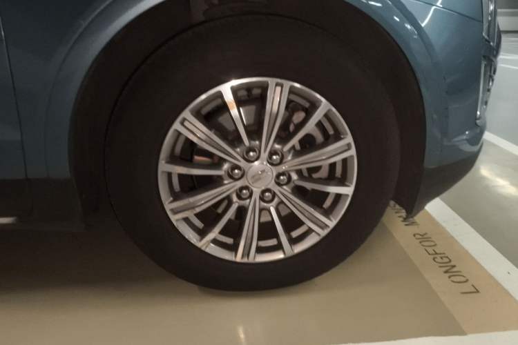 Used Cadillac XT5 2018 25T Luxury Model Right Front Wheel Hub