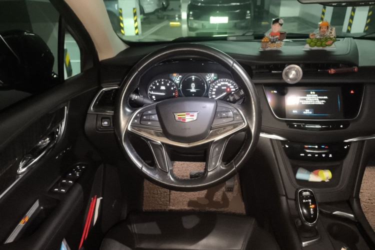 Used Cadillac XT5 2018 25T Luxury Model Steering Wheel