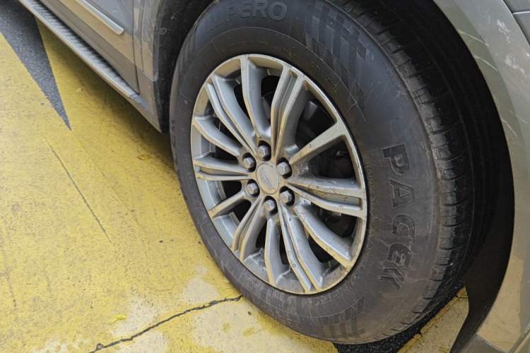 Used Cadillac XT5 2018 28T Four-Wheel Drive Luxury Model Right Front Wheel Hub