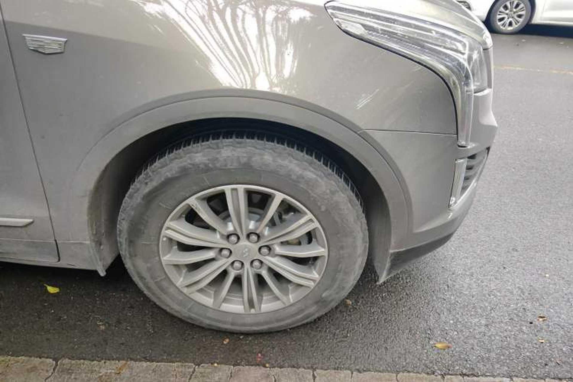 Used Cadillac XT5 2018 25T Luxury Model Right Front Wheel Hub