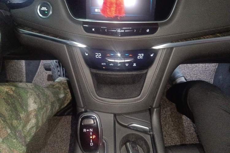 Used Cadillac XT5 2018 25T Luxury Model Audio And AC Panel