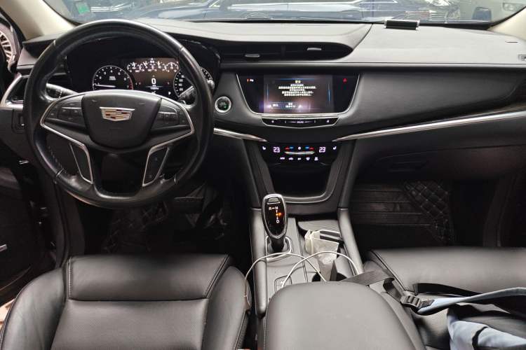 Used Cadillac XT5 2018 28T Four-Wheel Drive Luxury Model Center Console