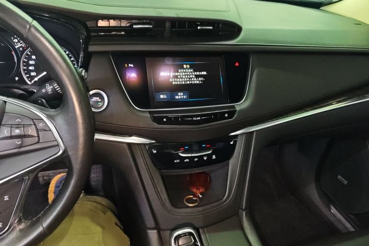 Used Cadillac XT5 2018 28T Four-Wheel Drive Luxury Model Center Console