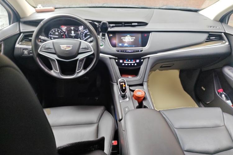 Used Cadillac XT5 2018 25T Luxury Model Center Console