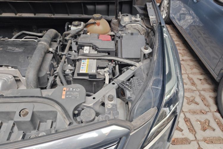 Used Cadillac XT5 2018 28T Four-Wheel Drive Luxury Model Engine Bay Left