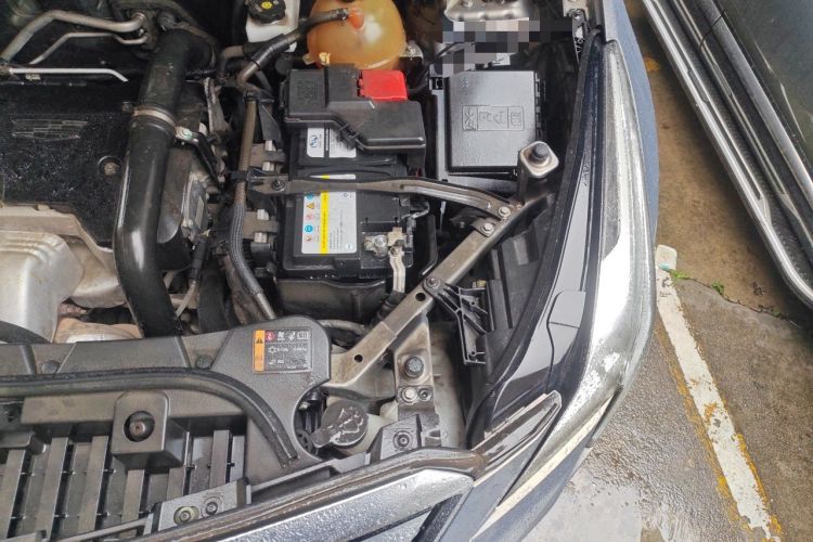 Used Cadillac XT5 2018 25T Luxury Model Engine Bay Left