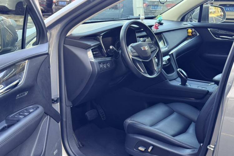Used Cadillac XT5 2018 25T Luxury Model Interior 3