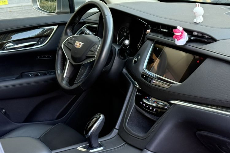 Used Cadillac XT5 2018 25T Luxury Model Interior 4
