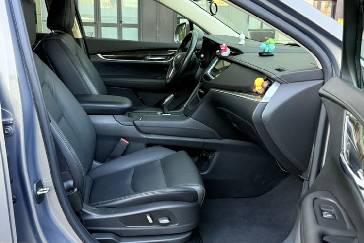 Used Cadillac XT5 2018 25T Luxury Model Interior 5