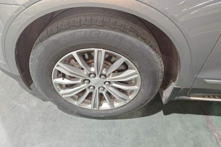 Used Cadillac XT5 2018 25T Luxury Model Left Front Wheel Hub