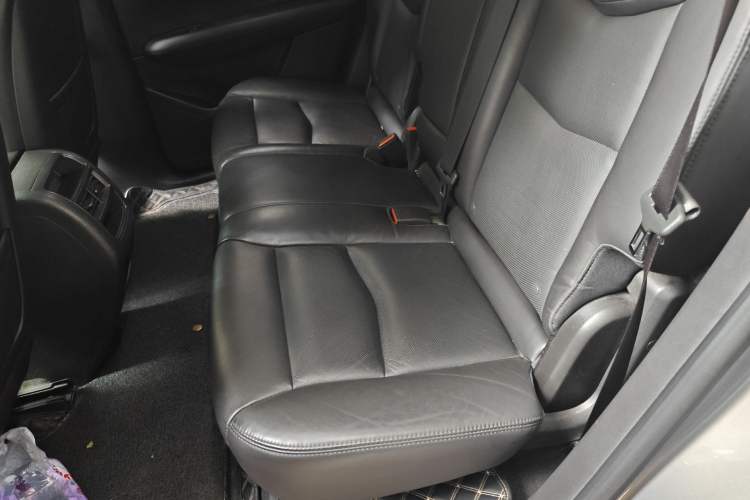 Used Cadillac XT5 2018 28T Four-Wheel Drive Luxury Model Left Rear Seat