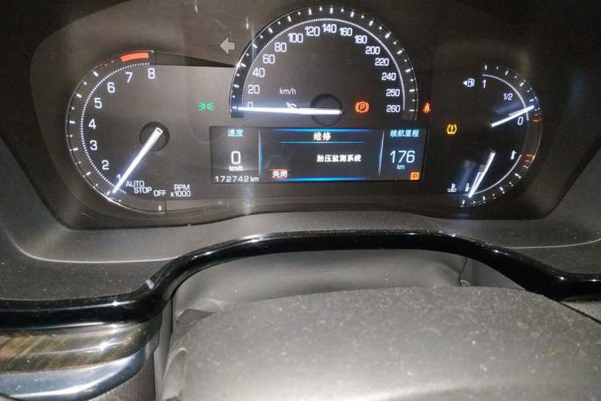 Used Cadillac XT5 2018 25T Luxury Model Odometer Close Up