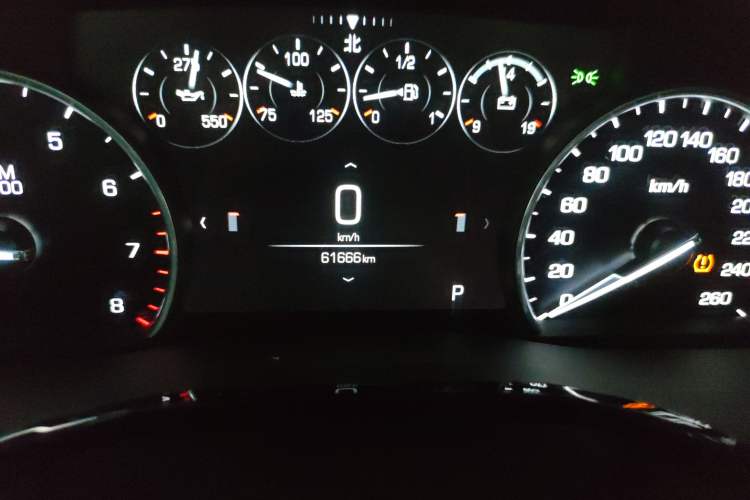 Used Cadillac XT5 2018 25T Luxury Model Odometer Close Up