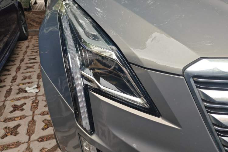 Used Cadillac XT5 2018 28T Four-Wheel Drive Luxury Model Right Front Headlight