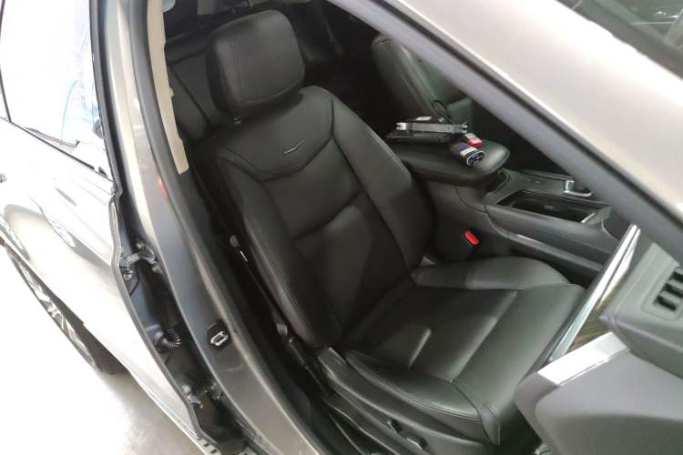 Used Cadillac XT5 2018 25T Luxury Model Right Front Seat