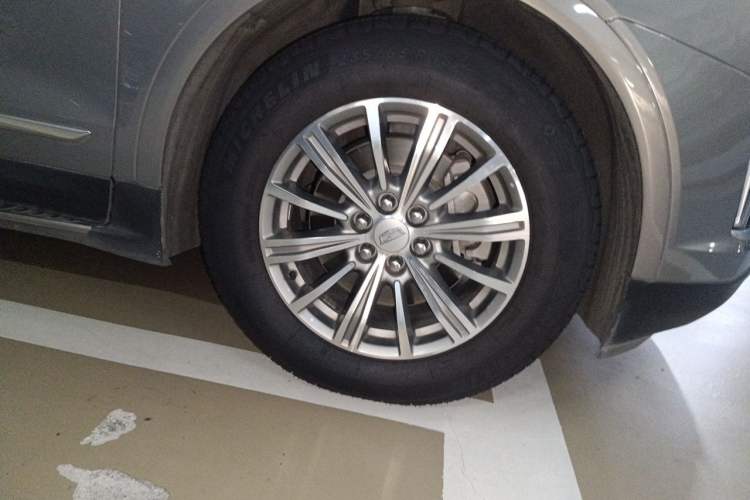 Used Cadillac XT5 2018 25T Luxury Model Right Front Wheel Hub