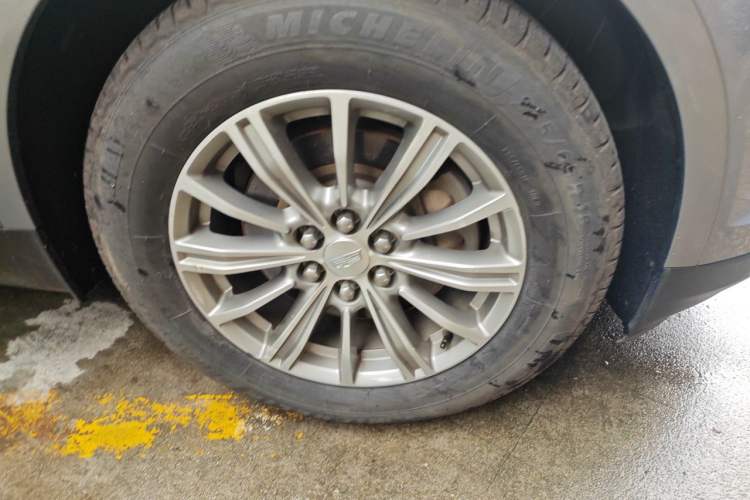 Used Cadillac XT5 2018 25T Luxury Model Right Front Wheel Hub
